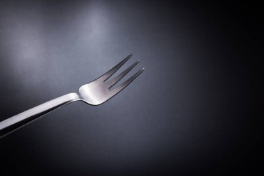 siyah arka planda çatal