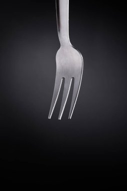 siyah arka planda çatal