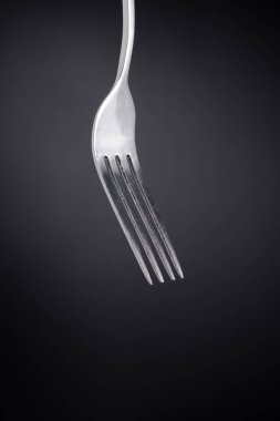 siyah arka planda çatal