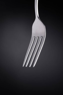 siyah arka planda çatal