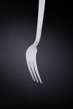 siyah arka planda çatal