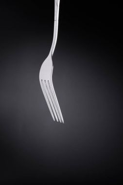 siyah arka planda çatal