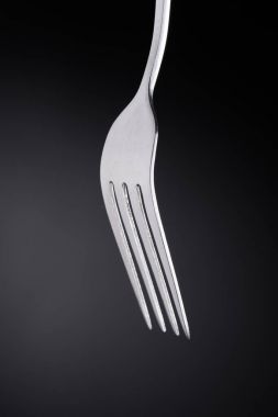 siyah arka planda çatal