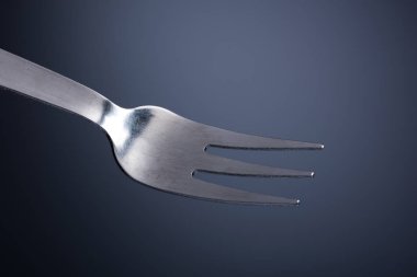 Beyaz arka planda çatal