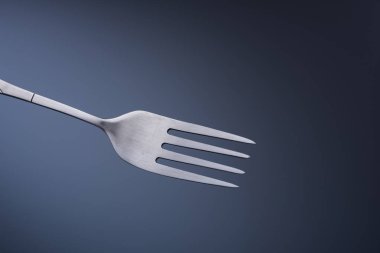 Beyaz arka planda çatal