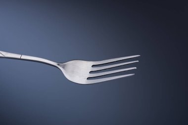 Beyaz arka planda çatal