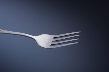 Beyaz arka planda çatal