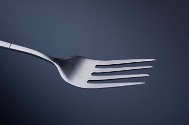 Beyaz arka planda çatal