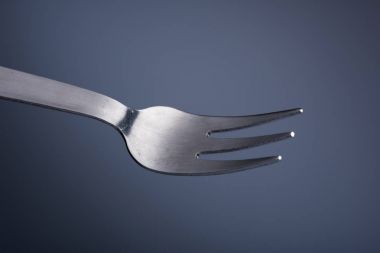 Beyaz arka planda çatal