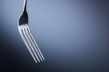 Beyaz arka planda çatal