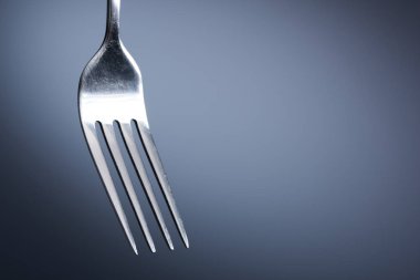 Beyaz arka planda çatal