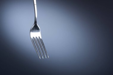 Beyaz arka planda çatal