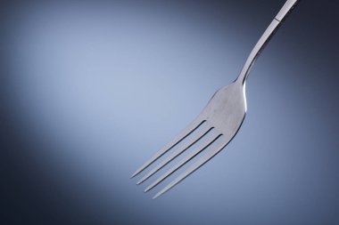 Beyaz arka planda çatal