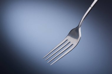 Beyaz arka planda çatal