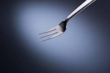 Beyaz arka planda çatal