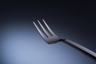 Beyaz arka planda çatal