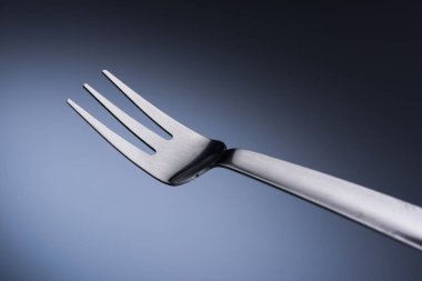 Beyaz arka planda çatal