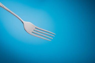 Mavi arka plan boş çatal