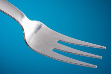 Mavi arka plan boş çatal