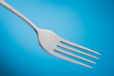 Mavi arka plan boş çatal