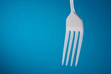 Mavi arka plan boş çatal