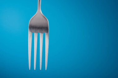 Mavi arka plan boş çatal