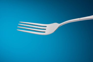 Mavi arka plan boş çatal