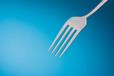 Mavi arka plan boş çatal