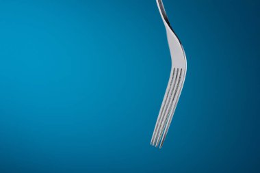 Mavi arka plan boş çatal