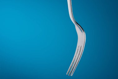 Mavi arka plan boş çatal