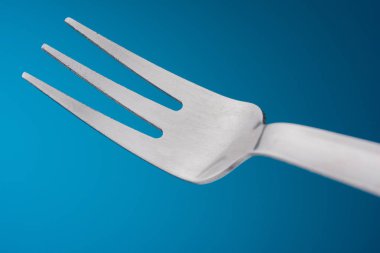 Mavi arka plan boş çatal