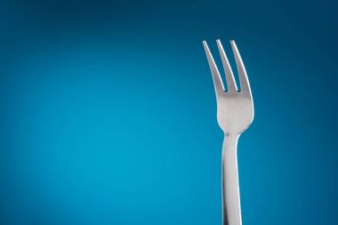 Mavi arka plan boş çatal