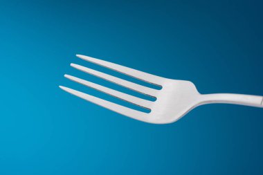 Mavi arka plan boş çatal