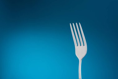 Mavi arka plan boş çatal