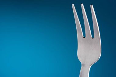 Mavi arka plan boş çatal