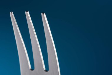 Mavi arka plan boş çatal