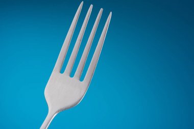 Mavi arka plan boş çatal