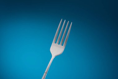 Mavi arka plan çatal