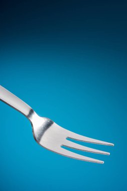 Mavi arka plan çatal