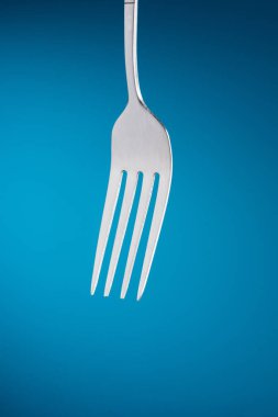 Mavi arka plan çatal