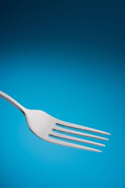 Mavi arka plan çatal