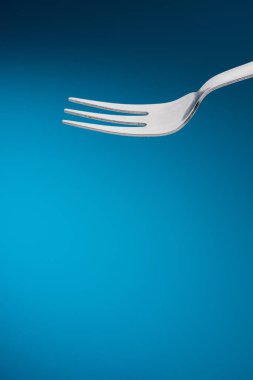 Mavi arka plan çatal