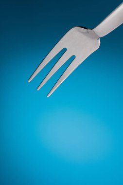 Mavi arka plan çatal