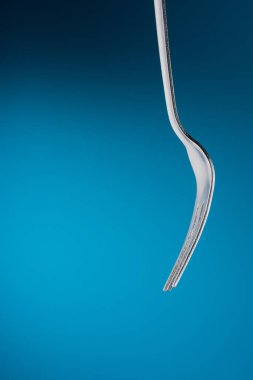 Mavi arka plan çatal