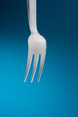 Mavi arka plan çatal