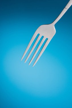 Mavi arka plan çatal