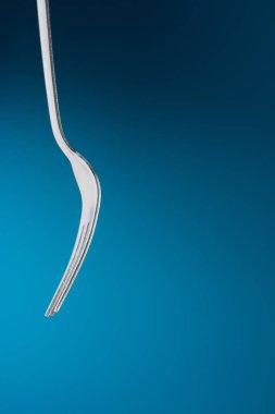 Mavi arka plan çatal