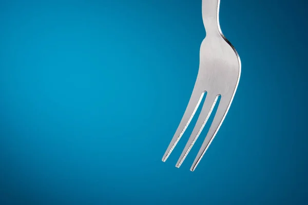 Forchetta vuota su sfondo blu — Foto Stock