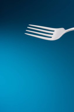 Mavi arka plan çatal