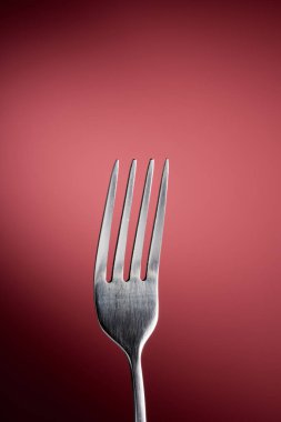 Kırmızı arka planda çatal